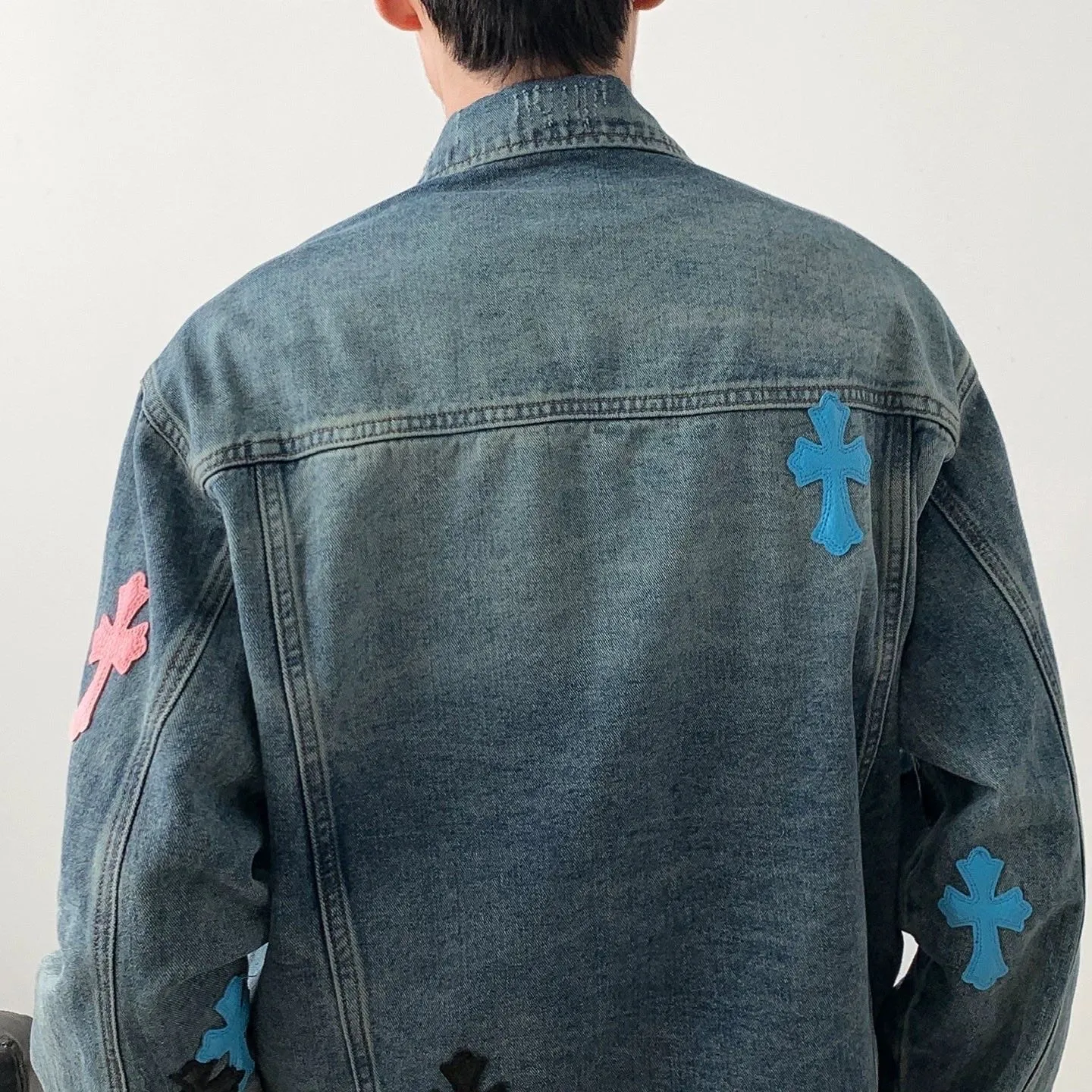 P270 💰 Chrome Hearts Chrome Hearts leather cross patch color leather embroidered shirt denim jacket OS version can be worn by both men and women! The fabric is made of twill gauze cotton fabric! The texture is clear and smooth, not easy to wrinkle or fade! The embroidery process is complex and repetitive. There are more than 20 leather labels. It takes 6 repeated embroidery steps to complete the back body. The requirements for the embroidery machine are very strict, and the distance is 45 cm! It won’t work if the spacing is too big, and it won’t work if it’s too small! We make clothes with care, and every detail must be restored one to one! The hardware is all carved and cast, and they are all genuine from the original factory! This piece of clothing consumes a lot of material, with more than 3 meters of material used for one piece of clothing! After the garment is made, it needs to be fixed at high temperature, washed at a water temperature of more than 70 degrees, and softened by adding softener to make the upper body softer and smoother! There is a flap on the sleeve that can be stored into short sleeves! Adapt it to that understanding Color: Blue Size: S-M-L-XL